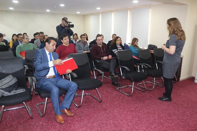 Rehber Öğretmenlere Ve Aile Hekimlerine Madde Bağımlılığı Semineri Veriliyor