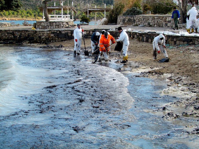 Çeşme’de Denize Sızan Tonlarca Yakıtın Temizliği 2 Ay Sürebilir