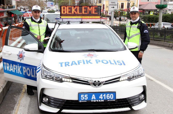 Trafik Polisleri Led Tabela İle Uyarıyor