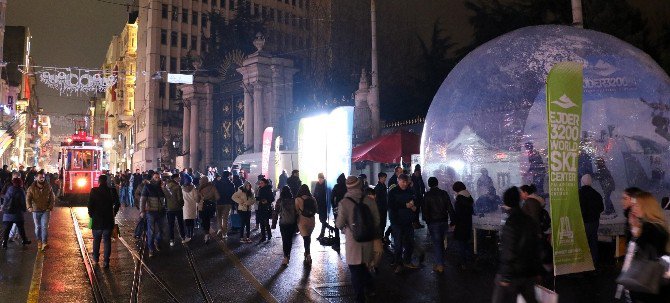 Büyükşehir’in Turizm Tırı Taksim’de