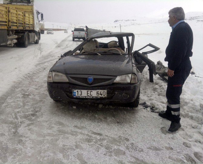 Otomobille Minibüs Çarpıştı: 1 Ölü, 11 Yaralı