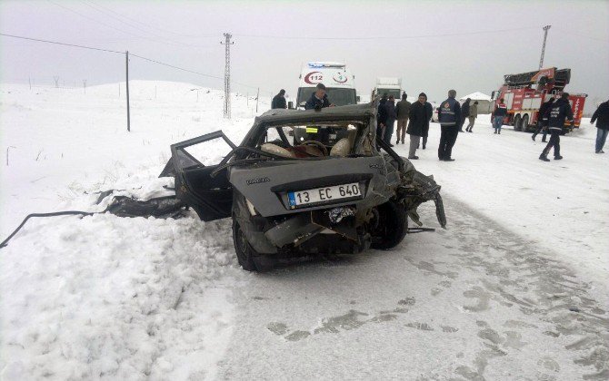 Otomobille Minibüs Çarpıştı: 1 Ölü, 11 Yaralı