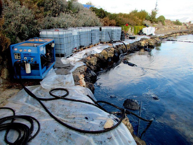 Çeşme’de Denize Sızan Tonlarca Yakıtın Temizliği 2 Ay Sürebilir