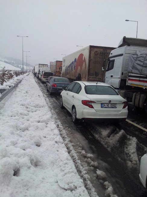 Adana’da Kar Esareti, Kilometrelerce Araç Yolda Kaldı