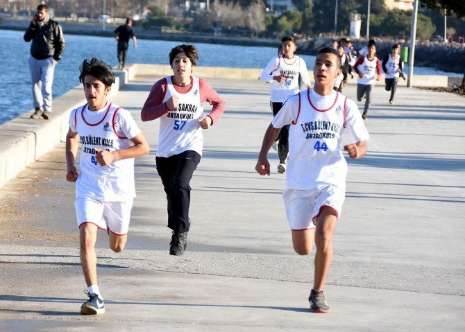 Aliağa’da ’Atatürk Yol Koşusu’na Yoğun İlgi