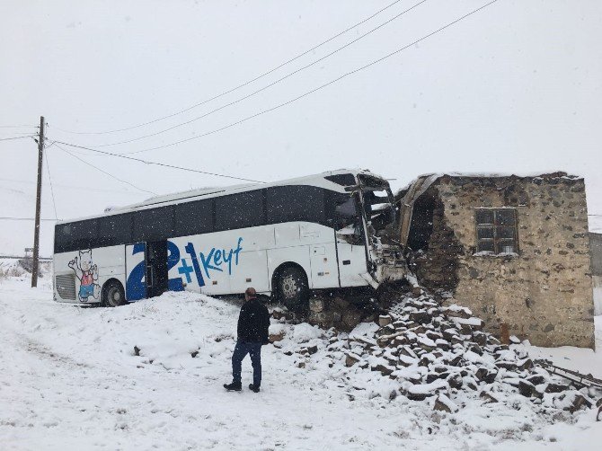 Yolcu Otobüsü Eve Girdi: 3 Yaralı