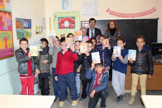 Ayvalık’ta Şefkatli Ellerden Öğrencilere Kitap Ve Kışlık Ayakkabı Desteği