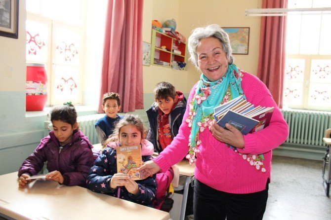 Ayvalık’ta Şefkatli Ellerden Öğrencilere Kitap Ve Kışlık Ayakkabı Desteği