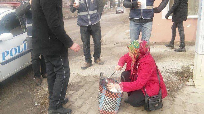 Başbakanı Koruyan Polislere Evinde Çorba Hazırlayıp Dağıttı