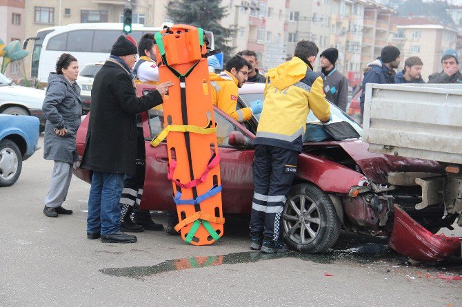 Yayaya Çarpmamak İçin Duran Kamyonete Başka Bir Araç Arkadan Çarptı