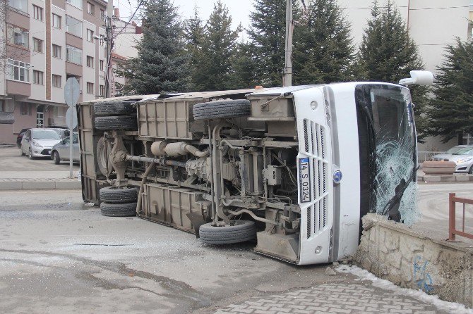 Kaza Yapan İşçi Servisi Devrildi