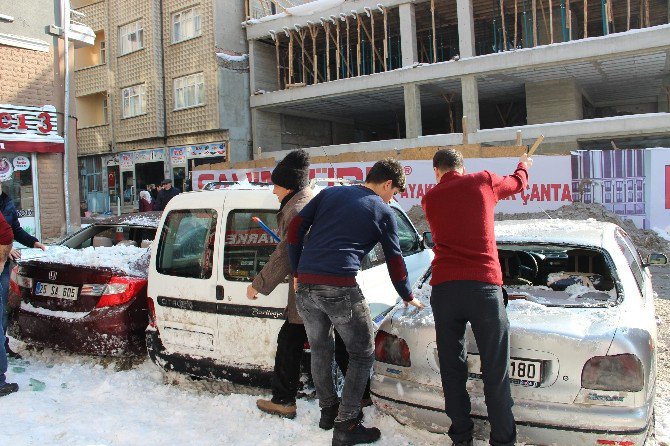 Çatıdan Düşen Kar Kütlesi, 5 Otomobili Hurdaya Çevirdi