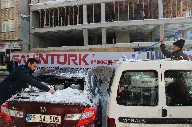 Çatıdan Düşen Kar Kütlesi, 5 Otomobili Hurdaya Çevirdi