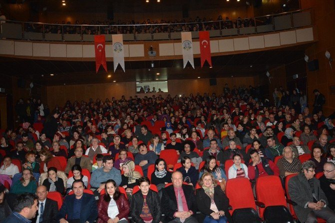 Efeler Belediye Tiyatrosu’nun İlk Oyunu Ayakta Alkışlandı