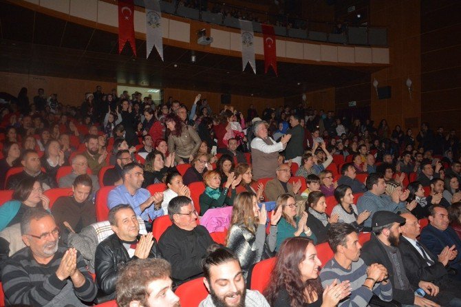 Efeler Belediye Tiyatrosu’nun İlk Oyunu Ayakta Alkışlandı