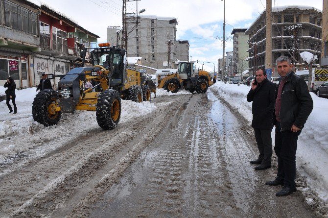 Yüksekova’da Karla Mücadele Çalışmaları Sürüyor