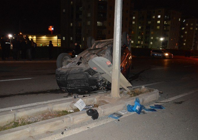 İzmir’de Trafik Kazası : 2 Yaralı