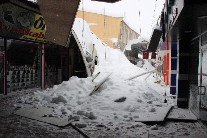 Karaman’da Çatı Ve Ağaçlar Karın Ağırlığına Dayanamadı