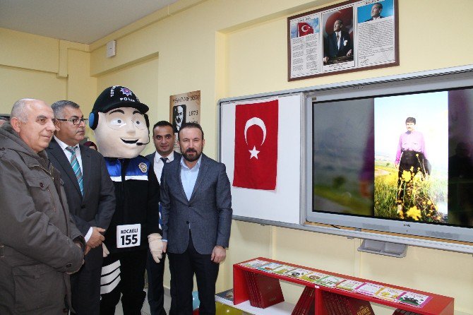 Polisler Şehit Meslektaşları İçin İzmit’te Kütüphane Açtı