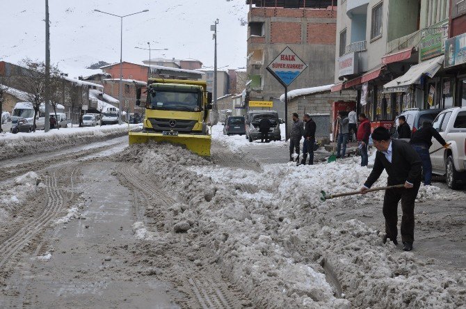 Hakkari’de Karla Mücadelede Çalışması