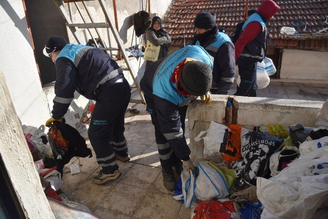 Manisa’da Bir Evde 4 Kamyon Çöp Çıktı