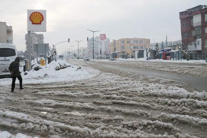 Mersin’de Kar Hayatı Felç Ediyor