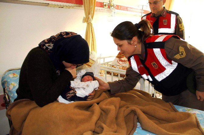 Jandarma Kurtarmasıyla Hem Kendi Hem De Doğmamış Bebeği Ölecekti