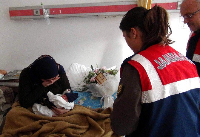 Jandarma Kurtarmasıyla Hem Kendi Hem De Doğmamış Bebeği Ölecekti