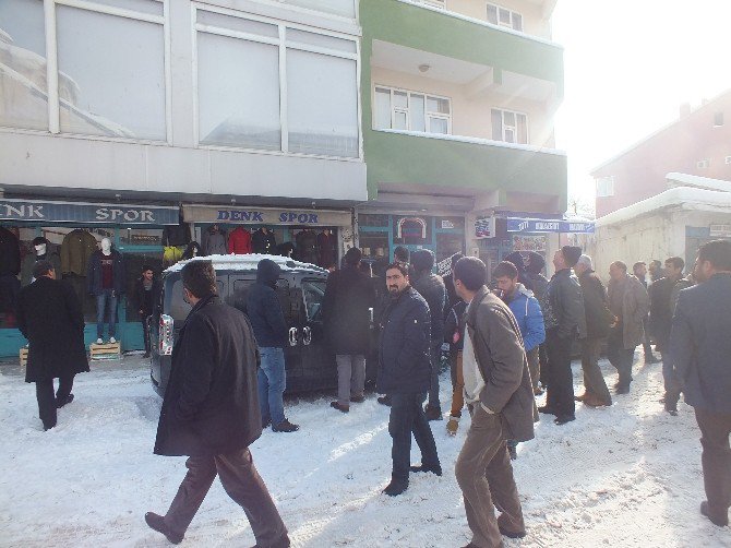 Çatıda Biriken Kar Kütlesi Aracın Üzerine Düştü