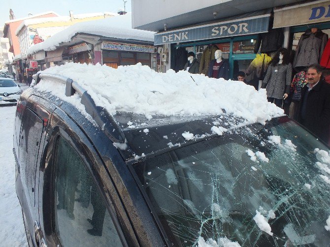 Çatıda Biriken Kar Kütlesi Aracın Üzerine Düştü