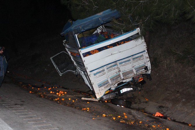 Otobanda Durmaya Çalışan Kamyona Tır Çarptı: 2 Yaralı