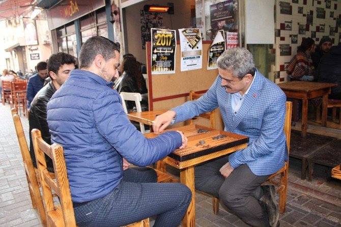 Haluk Başkan Gençlerle Tavla Oynadı