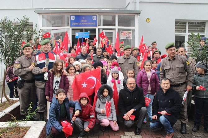 Öğrencilerden Jandarmaya Moral