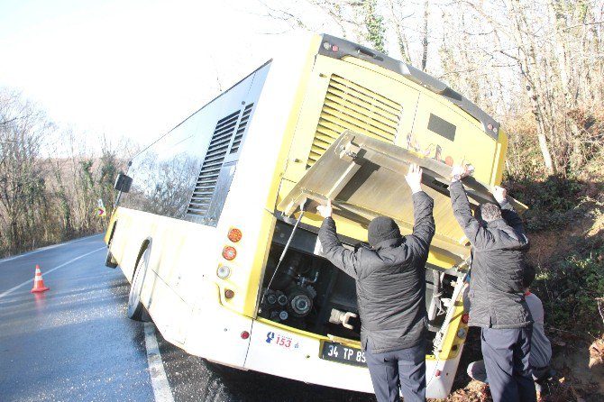 İbb’nin Tuzlama Çalışması Yapmadığı Yolda İett Otobüsü Yan Yattı