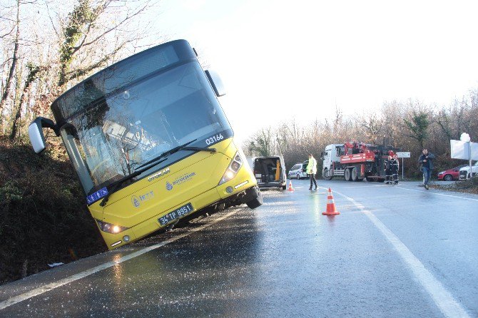 İbb’nin Tuzlama Çalışması Yapmadığı Yolda İett Otobüsü Yan Yattı