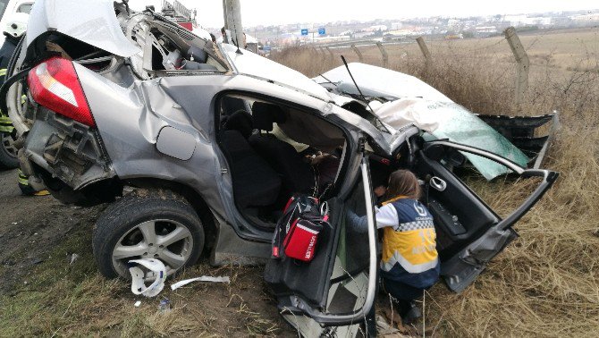 Otomobilde Sıkışan Sürücüyü İtfaiye Kurtardı