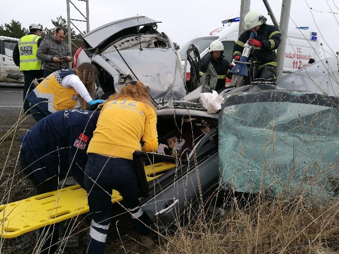 Otomobilde Sıkışan Sürücüyü İtfaiye Kurtardı