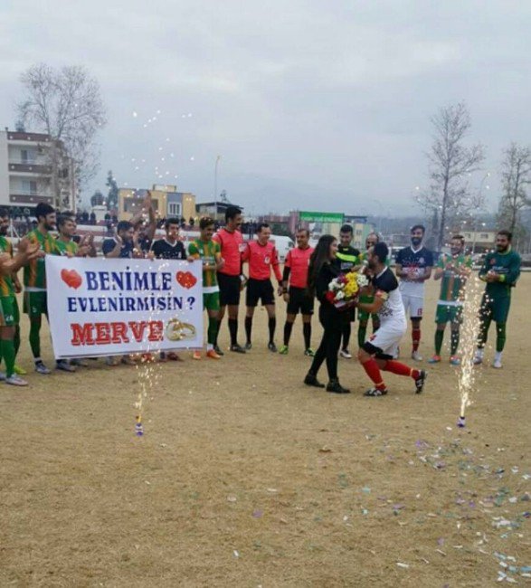 Böyle Olur Futbolcunun Evlilik Teklifi