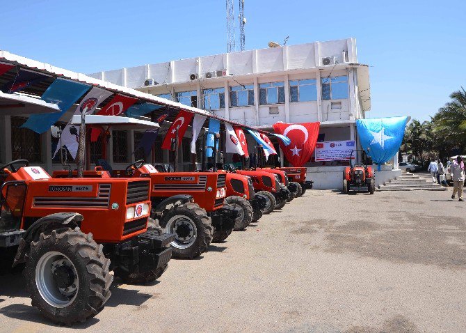 Tika’dan Somalili Çiftçilere Traktör Desteği