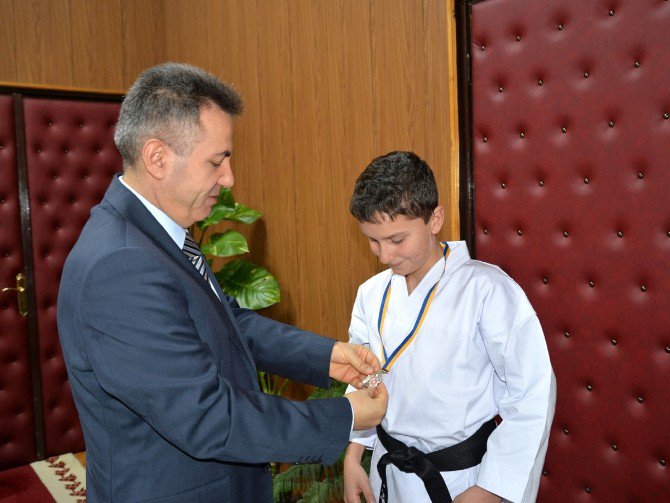 Vali Elban, Karate Avrupa İkincisi Ödüllendirildi