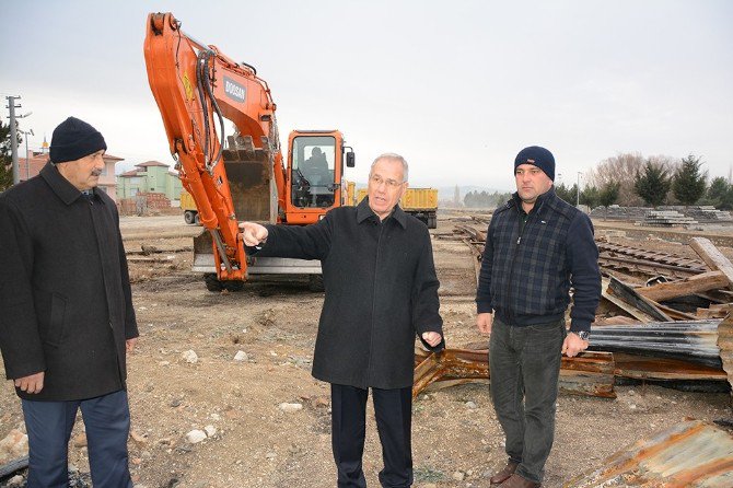 Dinar Belediyesi Yanan Hangarın Enkazını Kaldırmaya Başladı