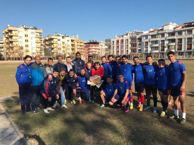 Taraftarlardan Salihli Kocaçeşmespor’a Tatlı İkramı