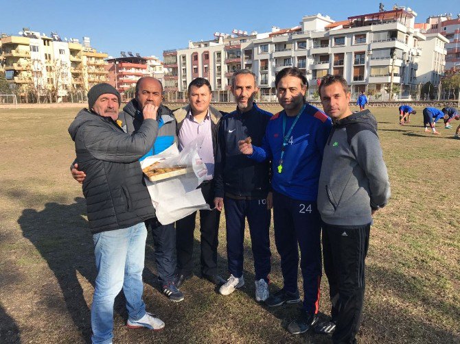 Taraftarlardan Salihli Kocaçeşmespor’a Tatlı İkramı