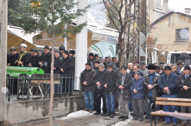 Epilepsi Hastası Büşra’nın Cenazesi Gözyaşları Arasında Toprağa Verildi