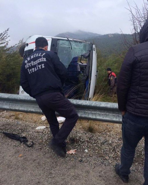 Yolcu Minibüsü Devrildi: 16 Yaralı