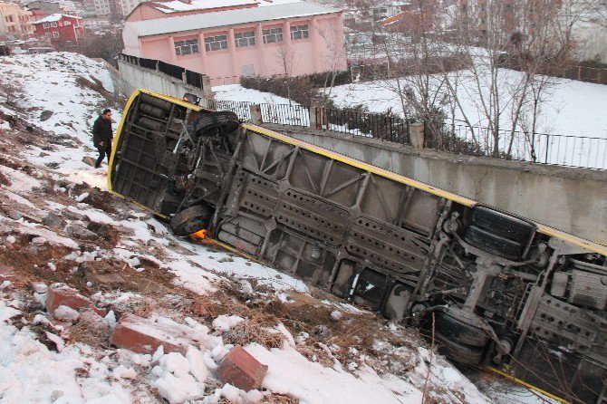 Öğrencileri Taşıyan Otobüs Devrildi: 11 Yaralı