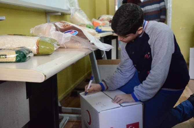 Kardeşlerinin İhtiyaçlarını Kendi Elleriyle Paketleyip Gönderdiler