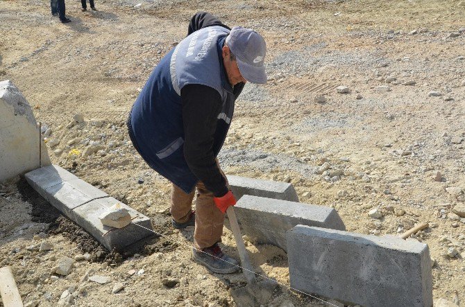 Kuşadası’nda Yol Ve Kaldırım Çalışmaları Sürüyor