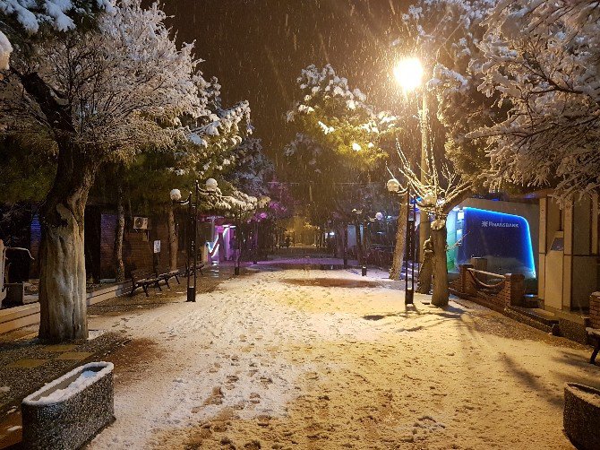 Gördes’te Yoğun Kar Yağışı Başladı