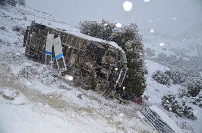 Öğrenci Servisi Uçuruma Yuvarlandı: 8 Yaralı